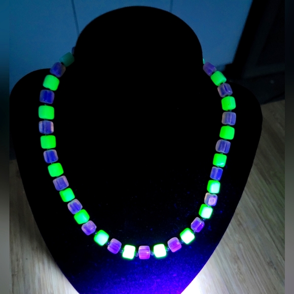 Vintage uranium glass necklace - Picture 1 of 3
